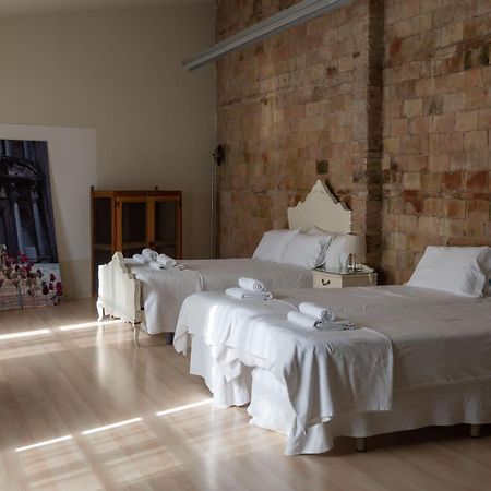 Flora Bed & Breakfast Banyoles Bagian luar foto