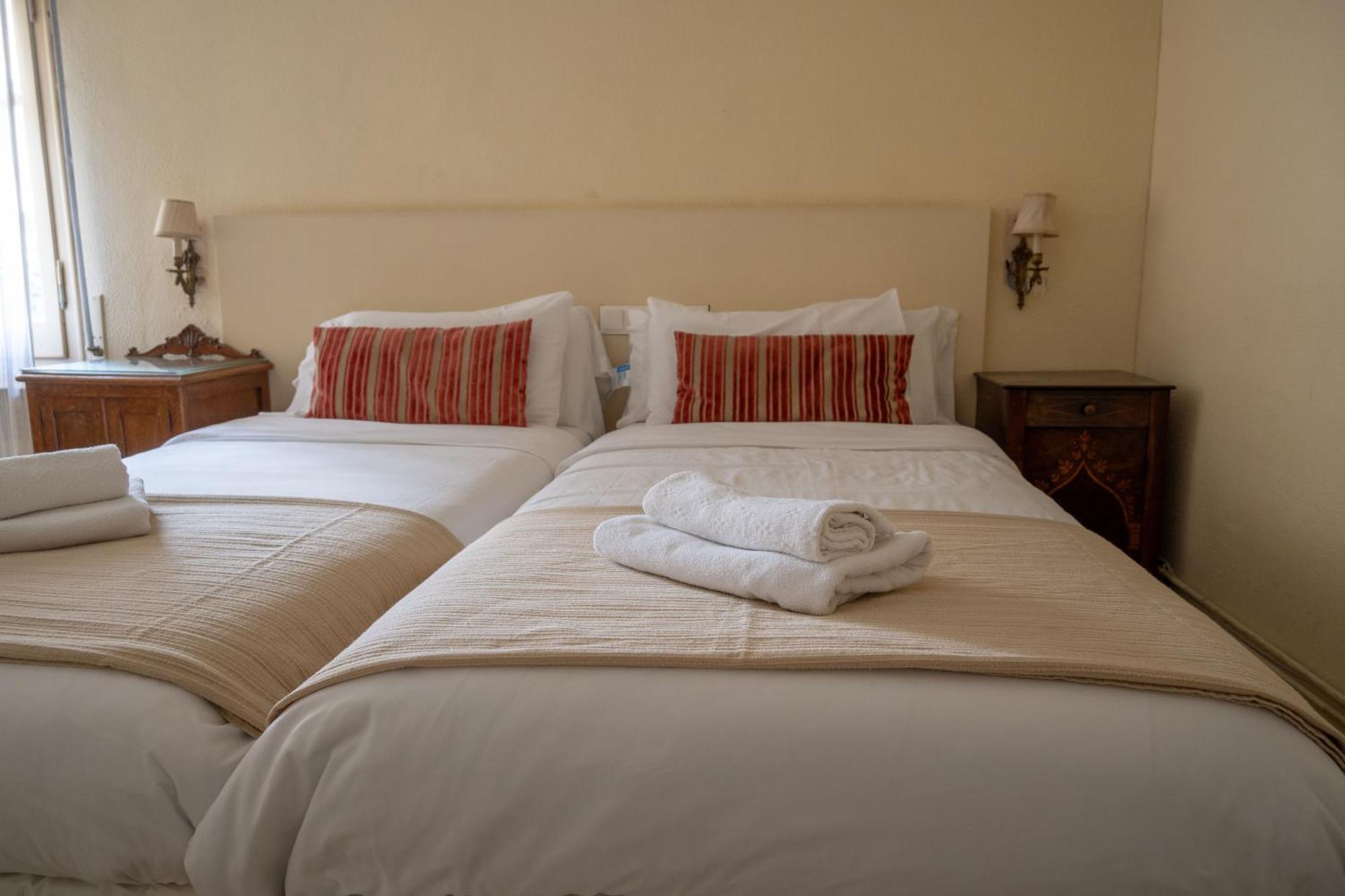 Flora Bed & Breakfast Banyoles Bagian luar foto