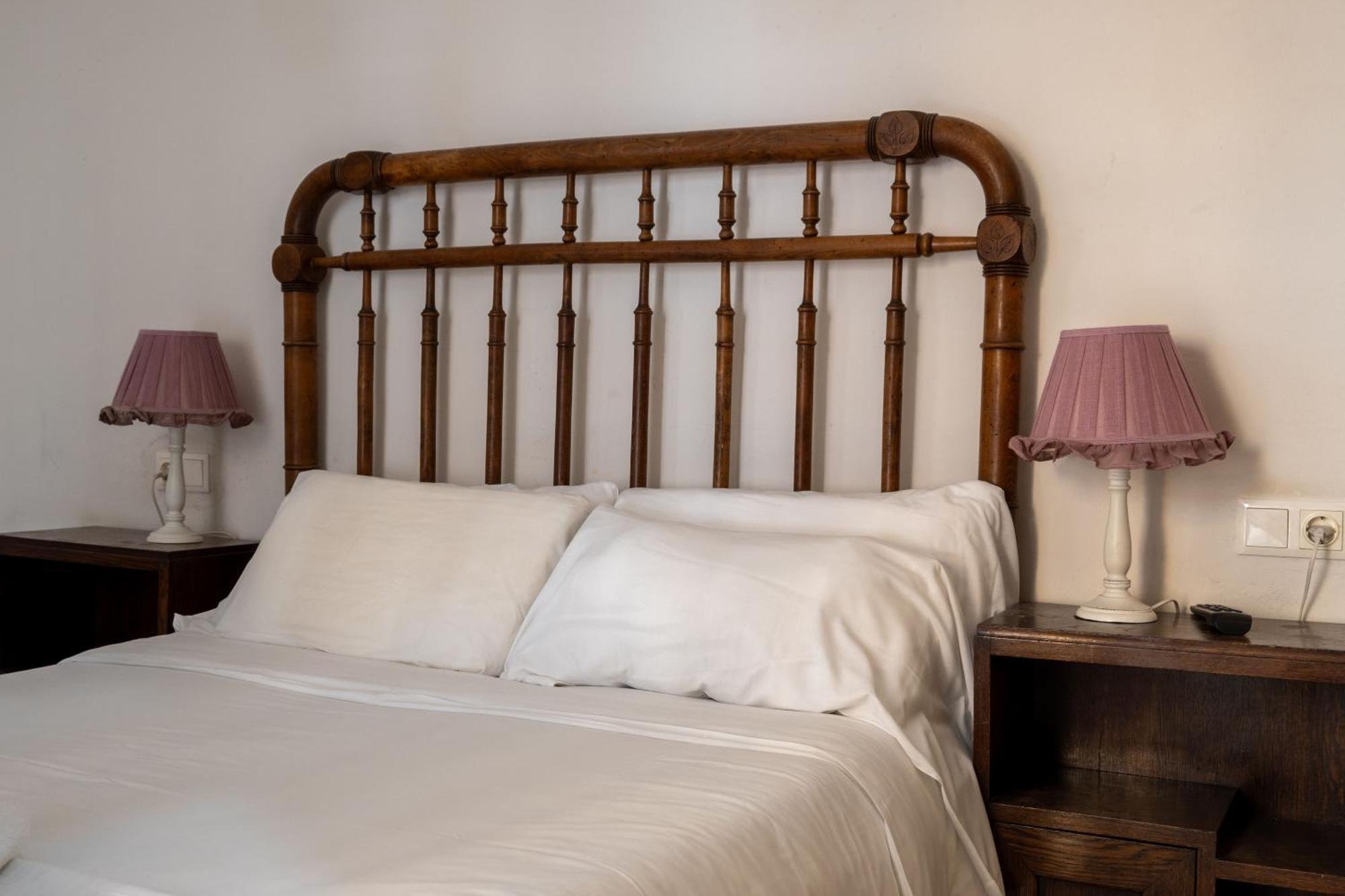 Flora Bed & Breakfast Banyoles Bagian luar foto