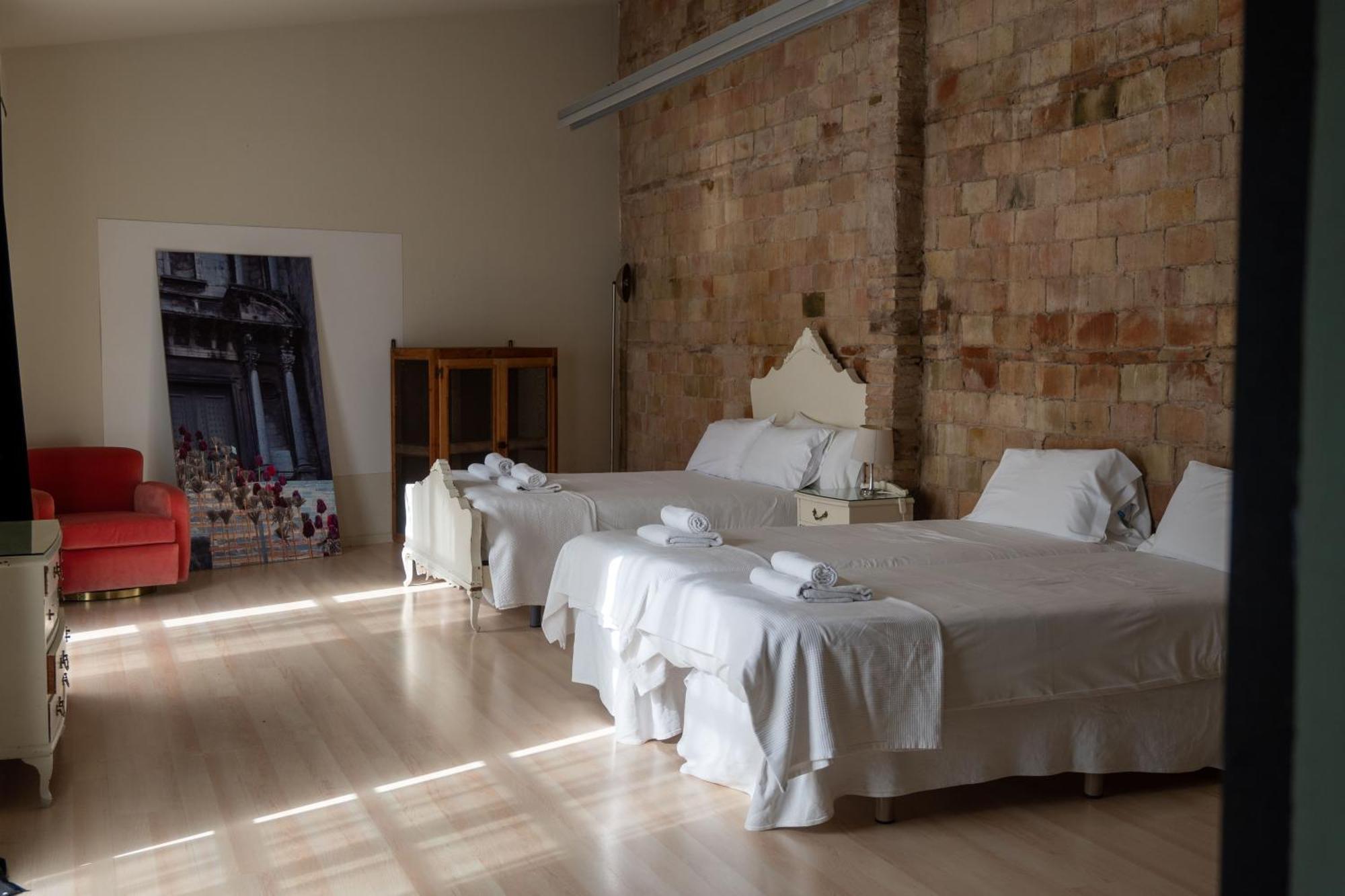 Flora Bed & Breakfast Banyoles Bagian luar foto